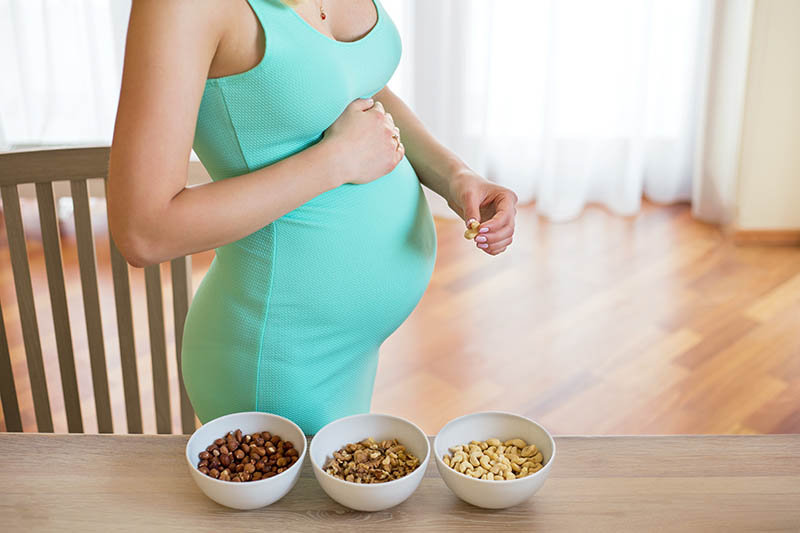 Het eten van noten tijdens de zwangerschap verklein de kans op allergie bij kind