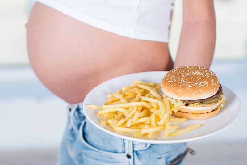 Het eten van junkfood tijdens de zwangerschap kan leiden tot ondergewicht baby